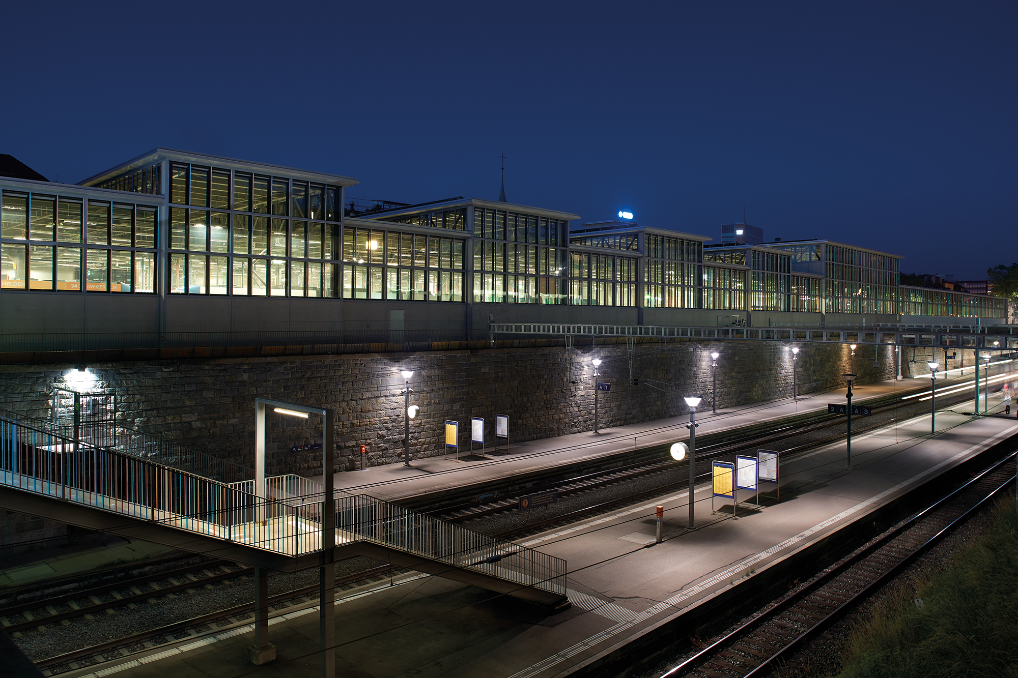 Depothalle Elisabethenstrasse bei Nacht, Ansicht Südwest-Fassade (Bild: Dominic Büttner, Zürich)